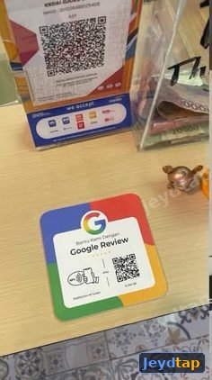 Kartu Google Review terpasang di dekat QRIS kasir