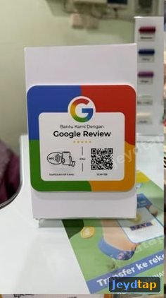 Kartu Google Review terpasang di dudukan acrylic