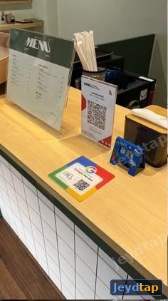 Kartu Google Review terpasang di kasir cafe