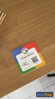 Kartu Google Review terpasang di meja kayu