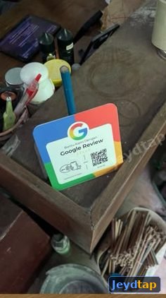Kartu Google Review terpasang di meja barista