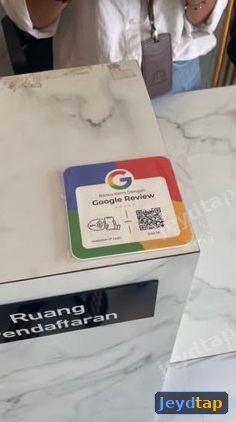 Kartu Google Review terpasang di meja pendaftaran klinik