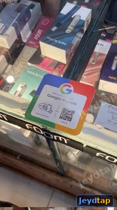 Kartu Google Review terpasang di etalase toko