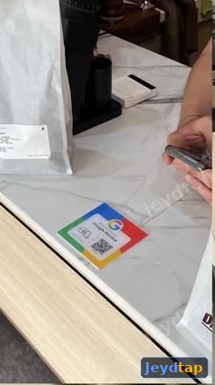 Kartu Google Review terpasang di meja kasir